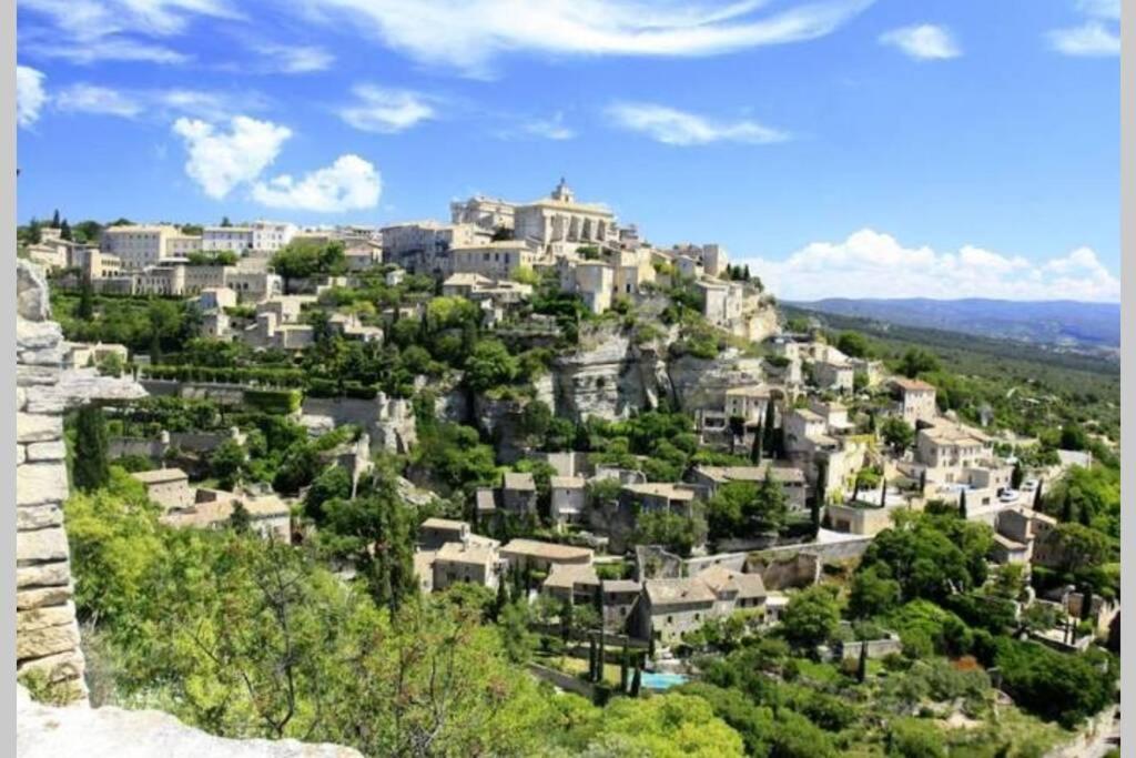 Vue panoramique sur le château,montagne et grottes Fontaine-de-Vaucluse Extérieur photo