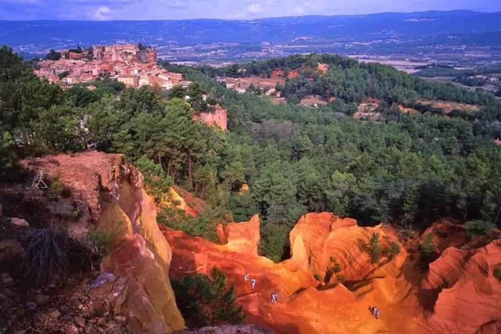Vue panoramique sur le château,montagne et grottes Fontaine-de-Vaucluse Extérieur photo