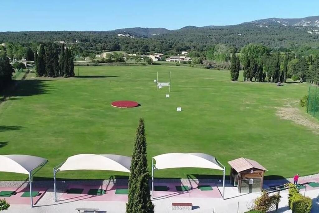 Vue panoramique sur le château,montagne et grottes Fontaine-de-Vaucluse Extérieur photo