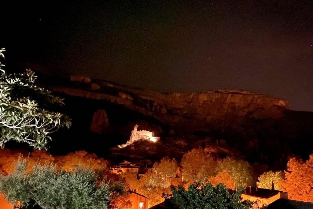 Vue panoramique sur le château,montagne et grottes Fontaine-de-Vaucluse Extérieur photo