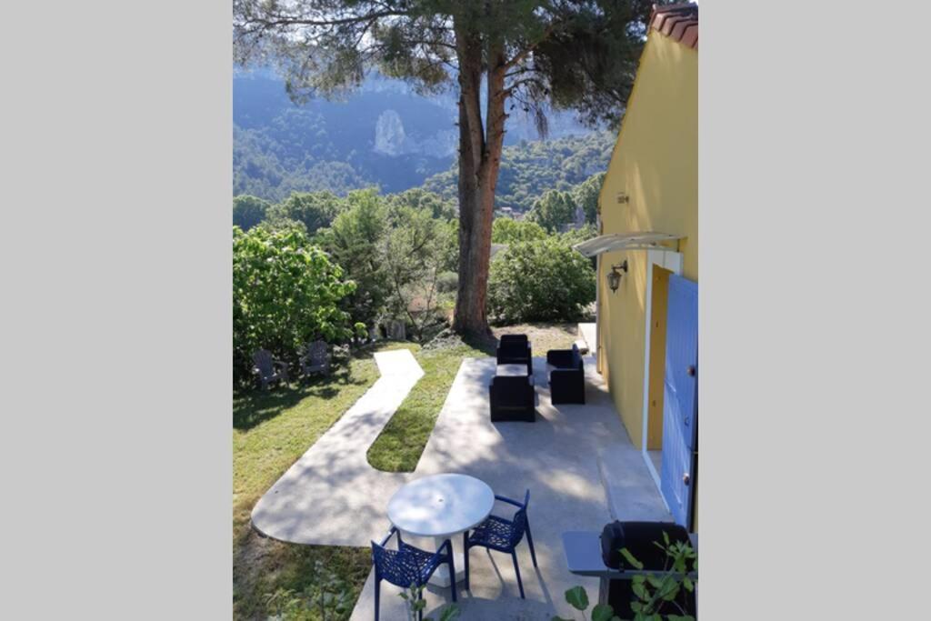 Vue panoramique sur le château,montagne et grottes Fontaine-de-Vaucluse Extérieur photo