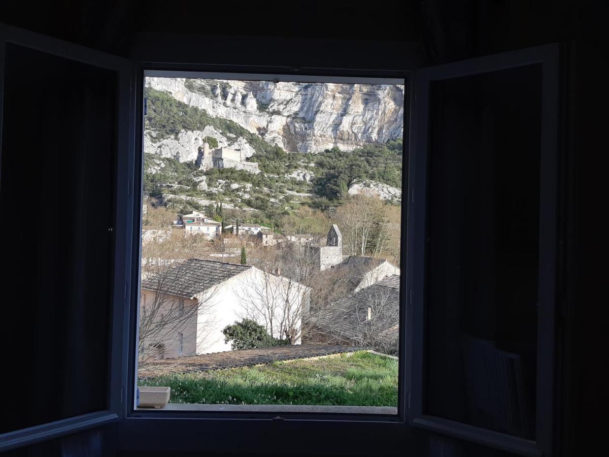 Vue panoramique sur le château,montagne et grottes Fontaine-de-Vaucluse Extérieur photo