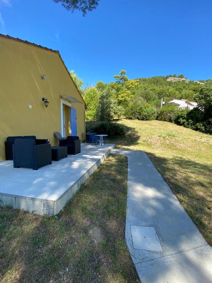 Vue panoramique sur le château,montagne et grottes Fontaine-de-Vaucluse Extérieur photo